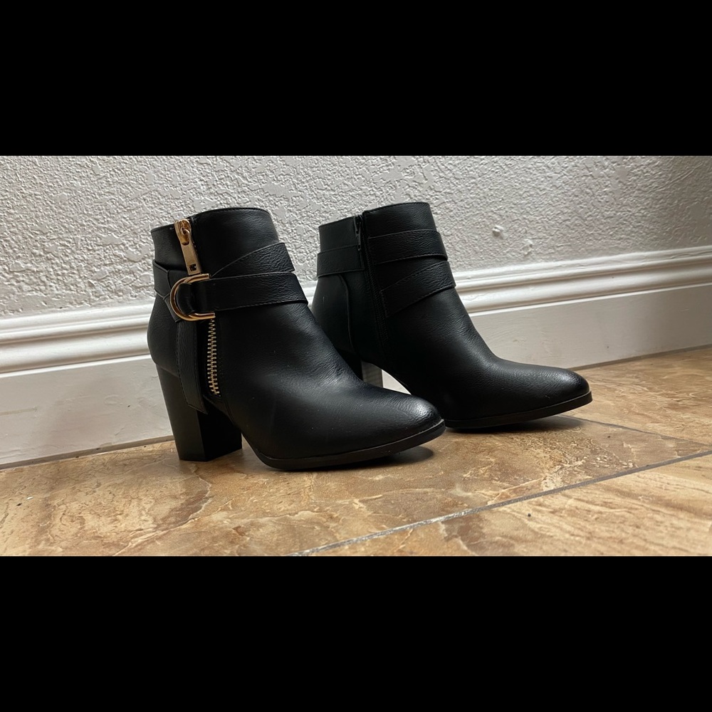 Apt 9 Ankle booties Size 8